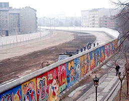 Svartvitt fotografi på Berlinmuren