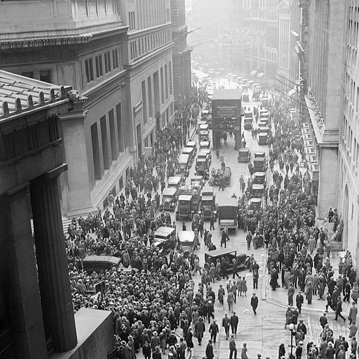 Vy över Wall Street i oktober 1929. Stora folksamlingar framför bankerna.