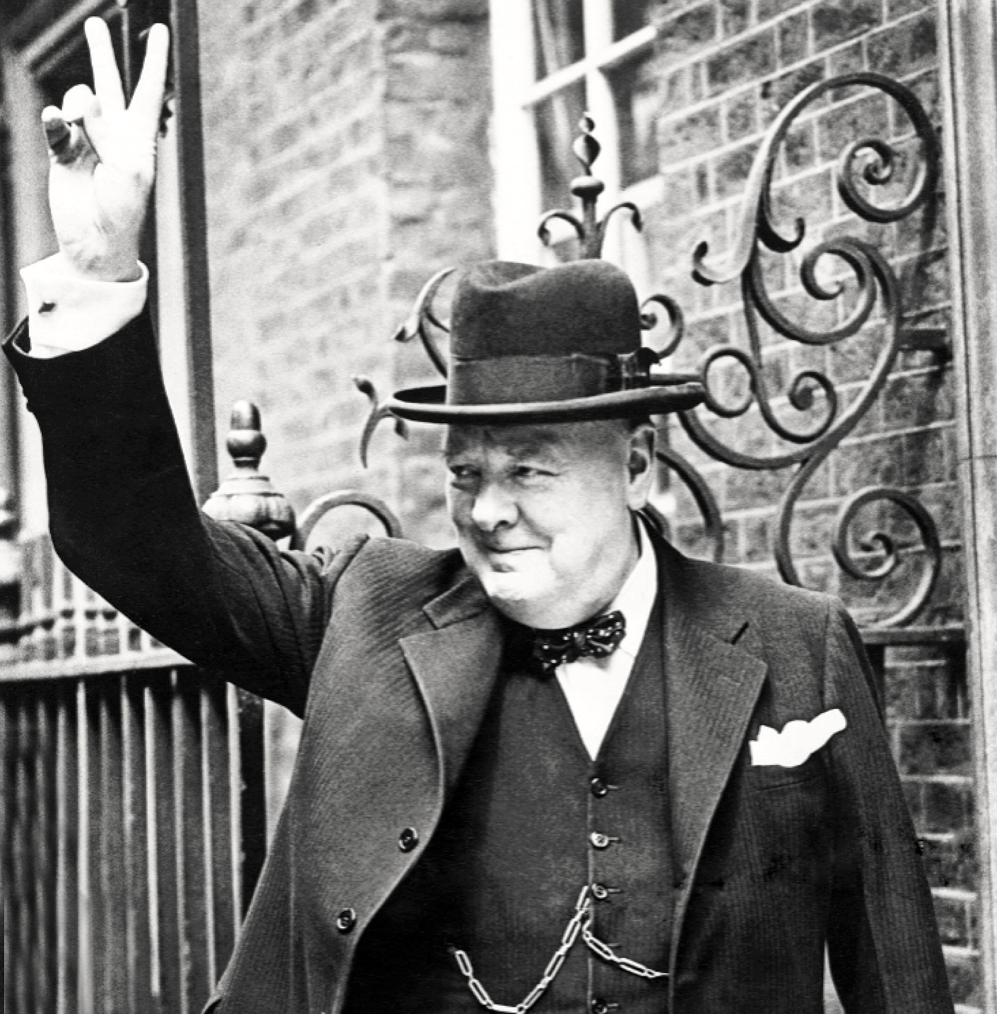 Churchill gör v-tecknet inför kamerorna.