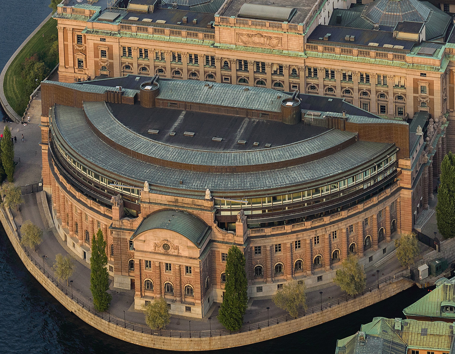Flygfoto som visar riksdagshuset i Stockholm.