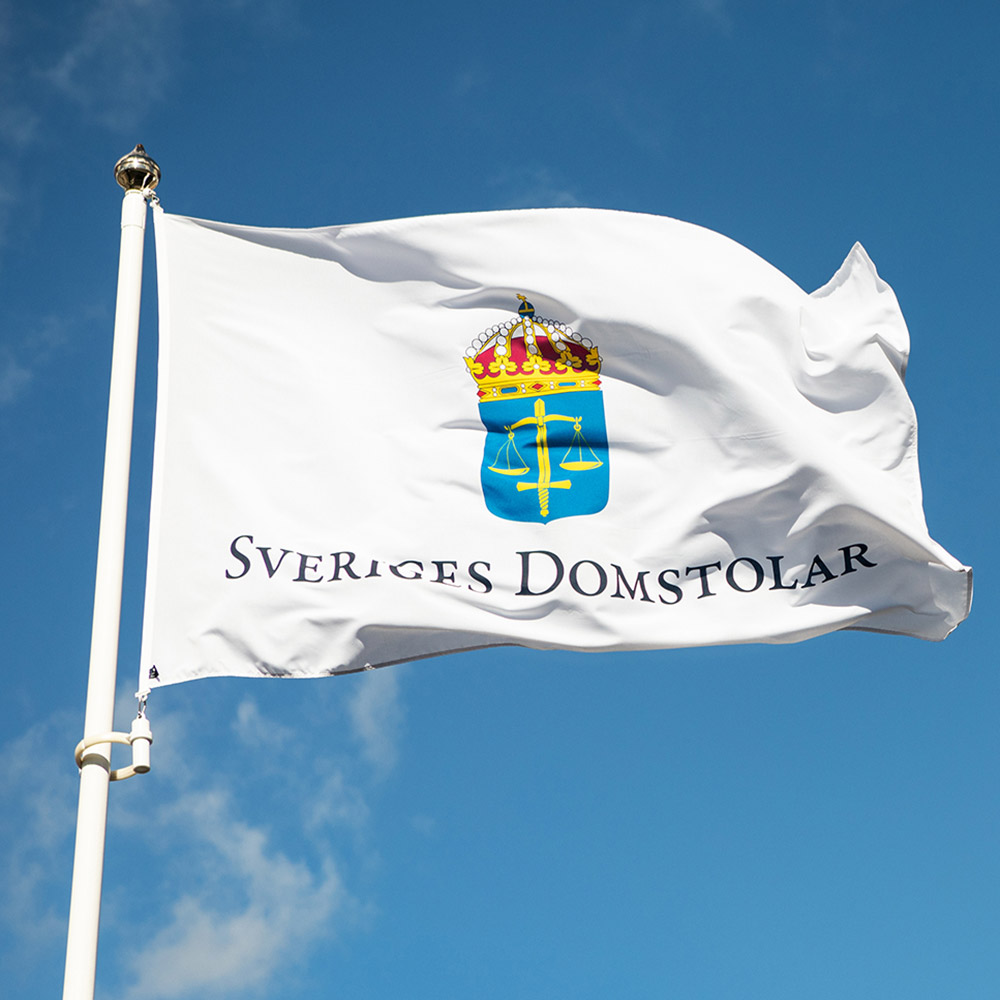 Flagga med emblemet av Sveriges domstolar.