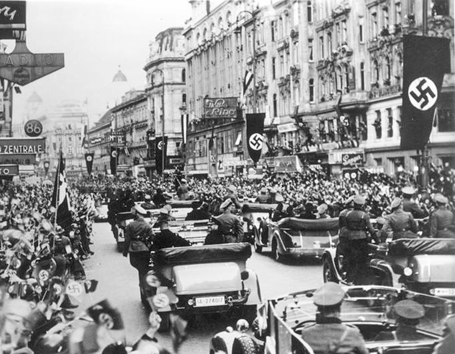 Nazitrupper rullar fram genom Wien.