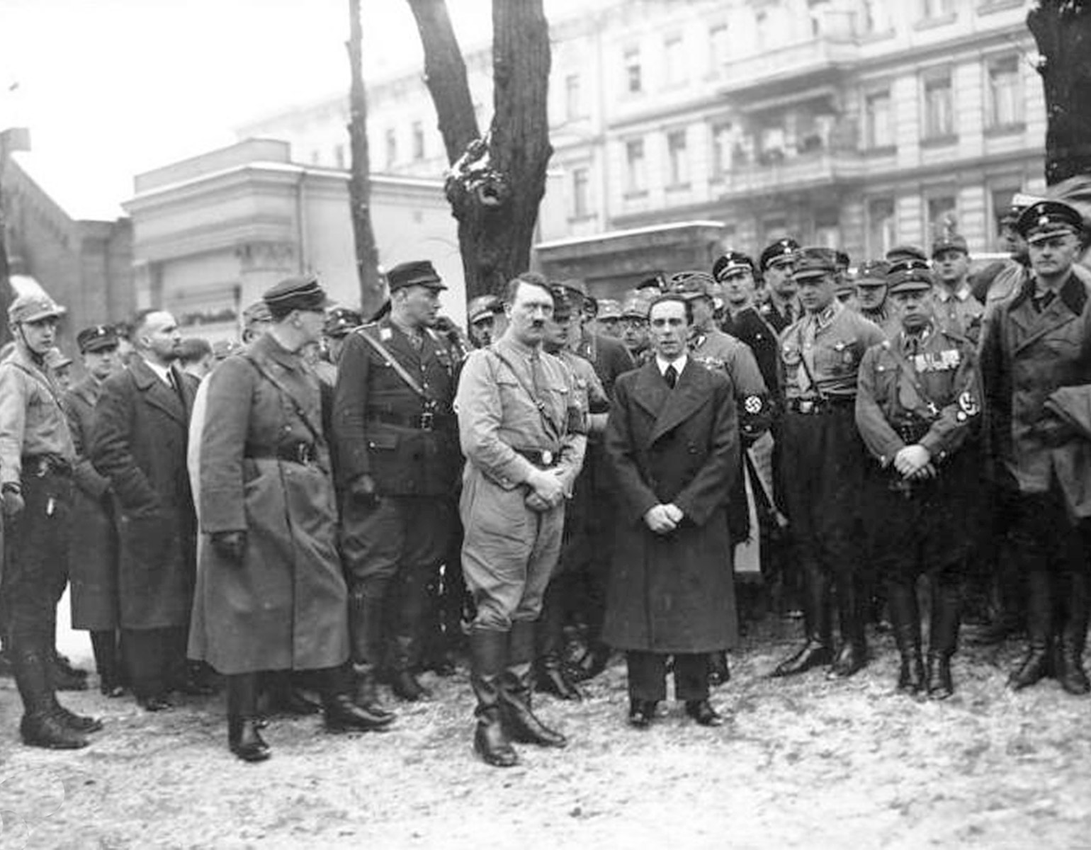 Gruppfoto med bland annat Hitler och Goebbels.