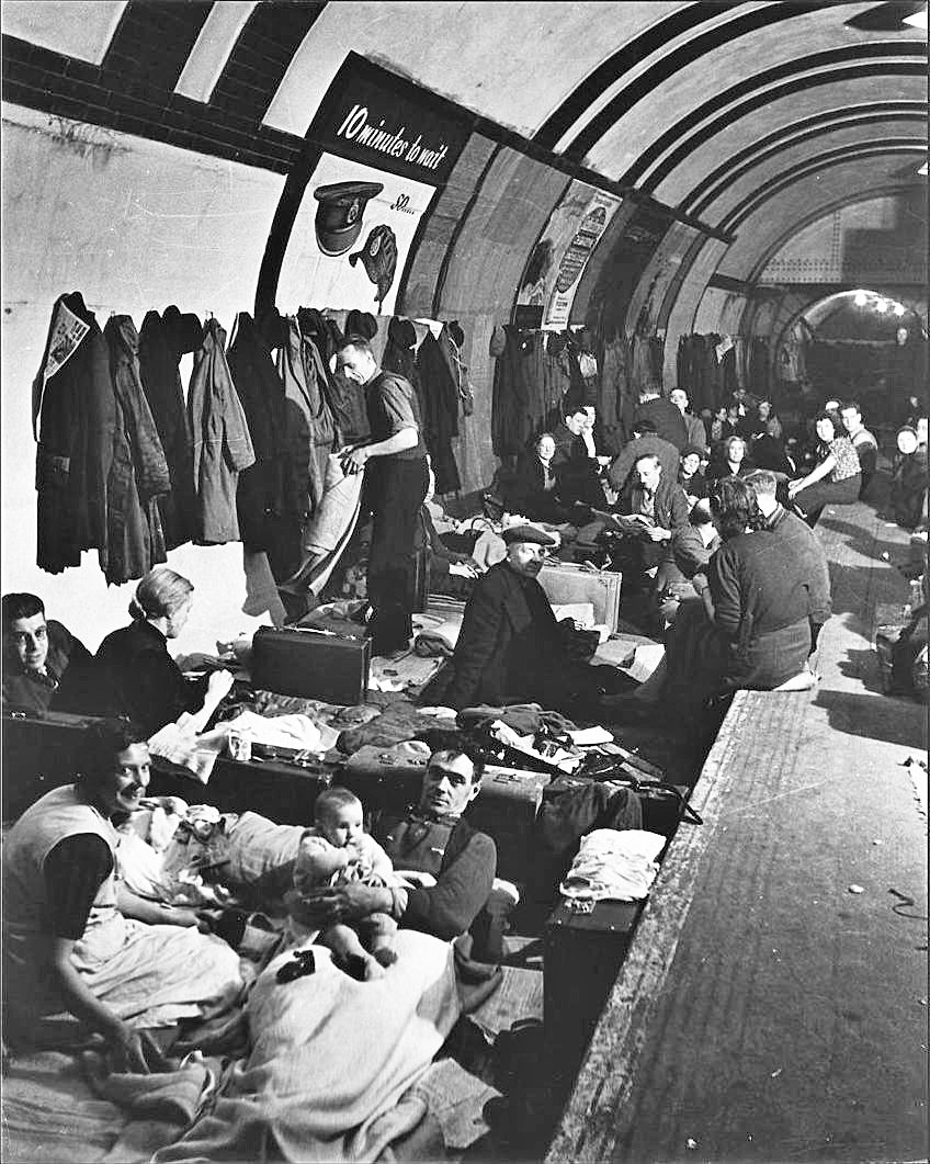 Londonbor tar skydd i en tunnelbanestation.