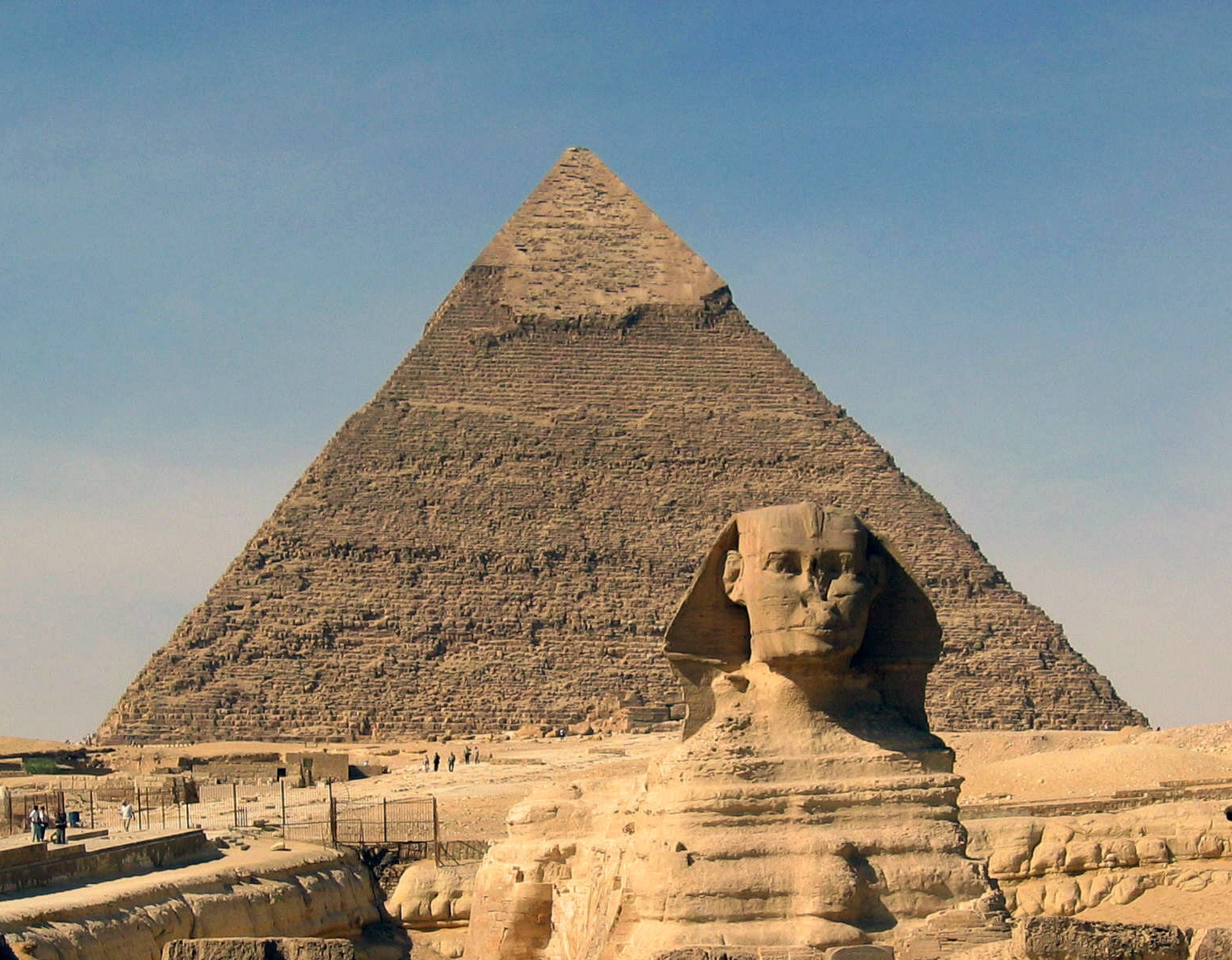 Sfinxen med pyramid i bakgrunden.