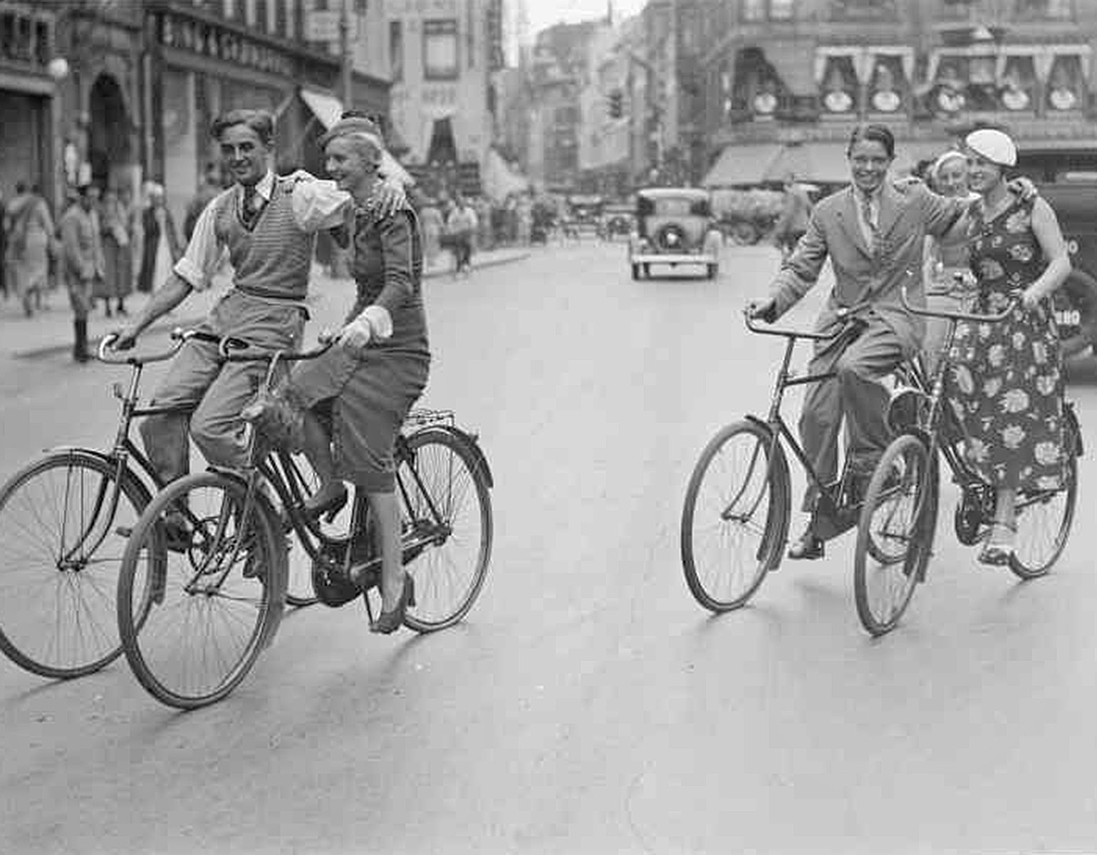 Cyklande par i köpenhamn på 1930-talet.