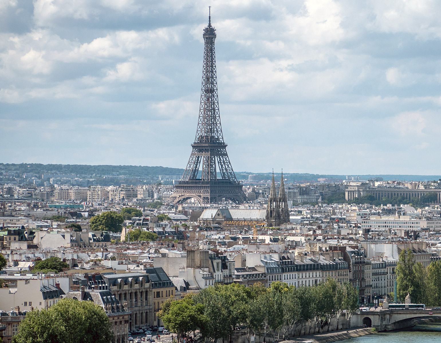 Vy över Paris med Eiffeltornet i fjärran.