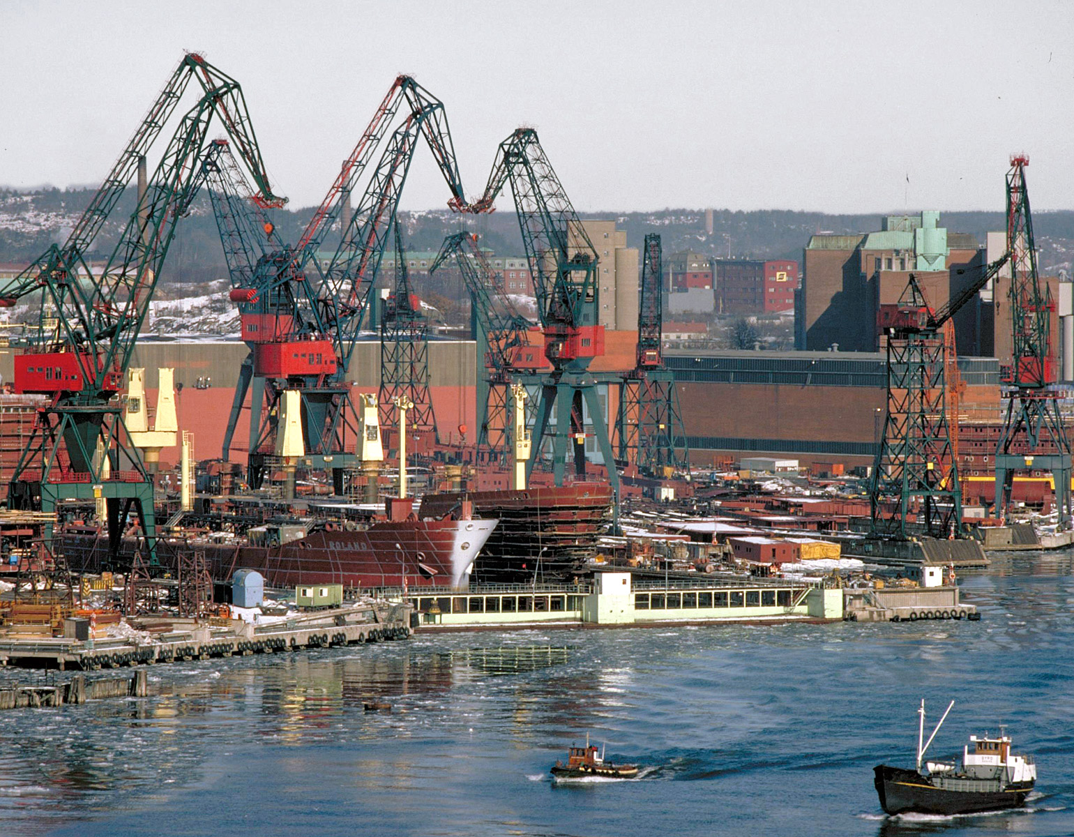 Vy över lastkranar vid Göteborgs hamn.