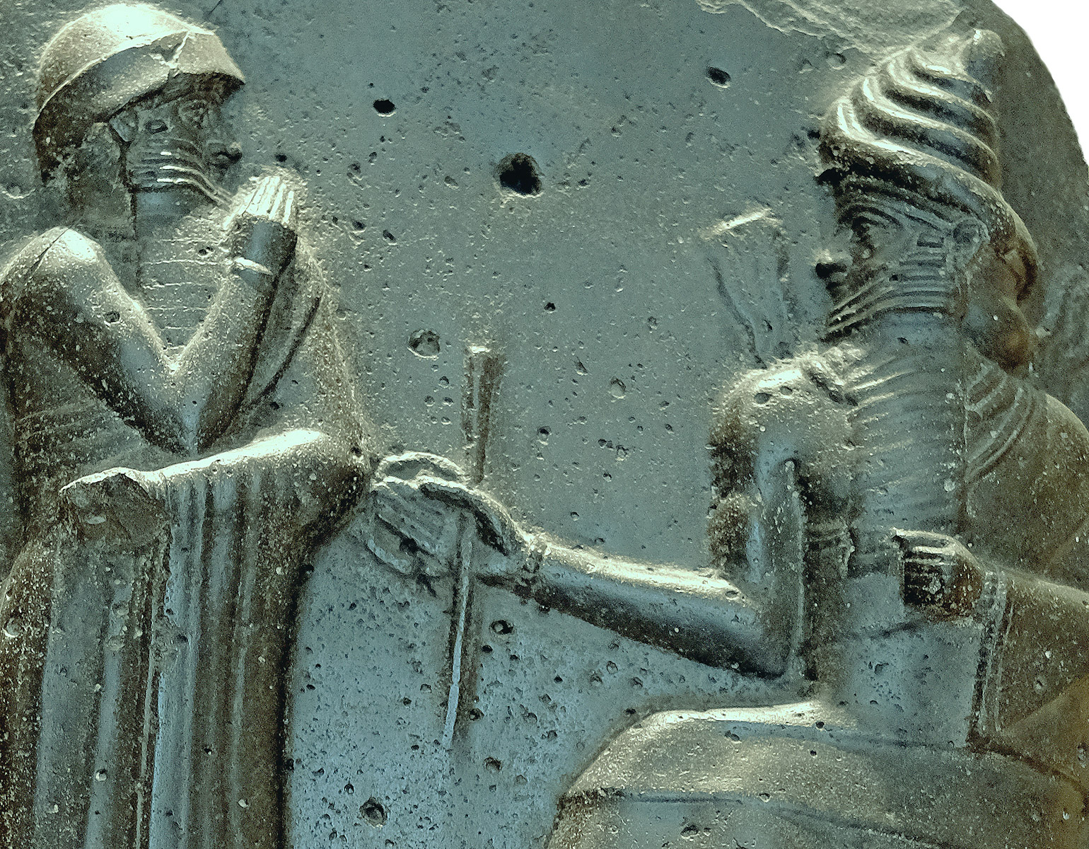 Stenrelief med två figurer.