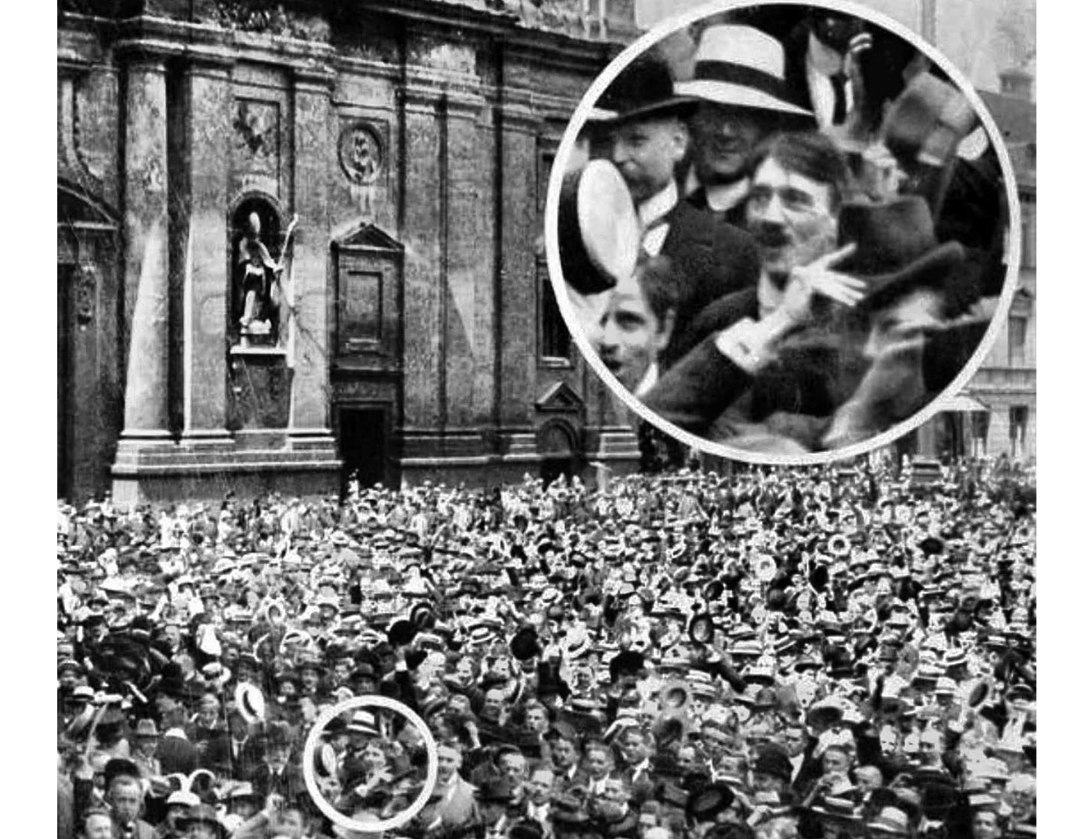 Hitler står i en folkmassa.