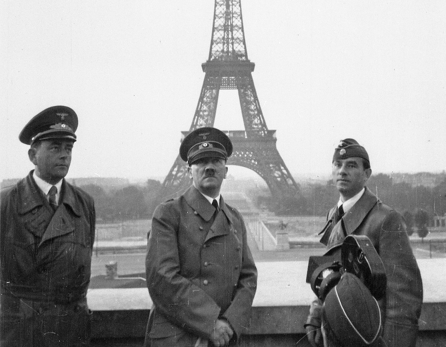 Hitler poserar framför Eiffeltornet.