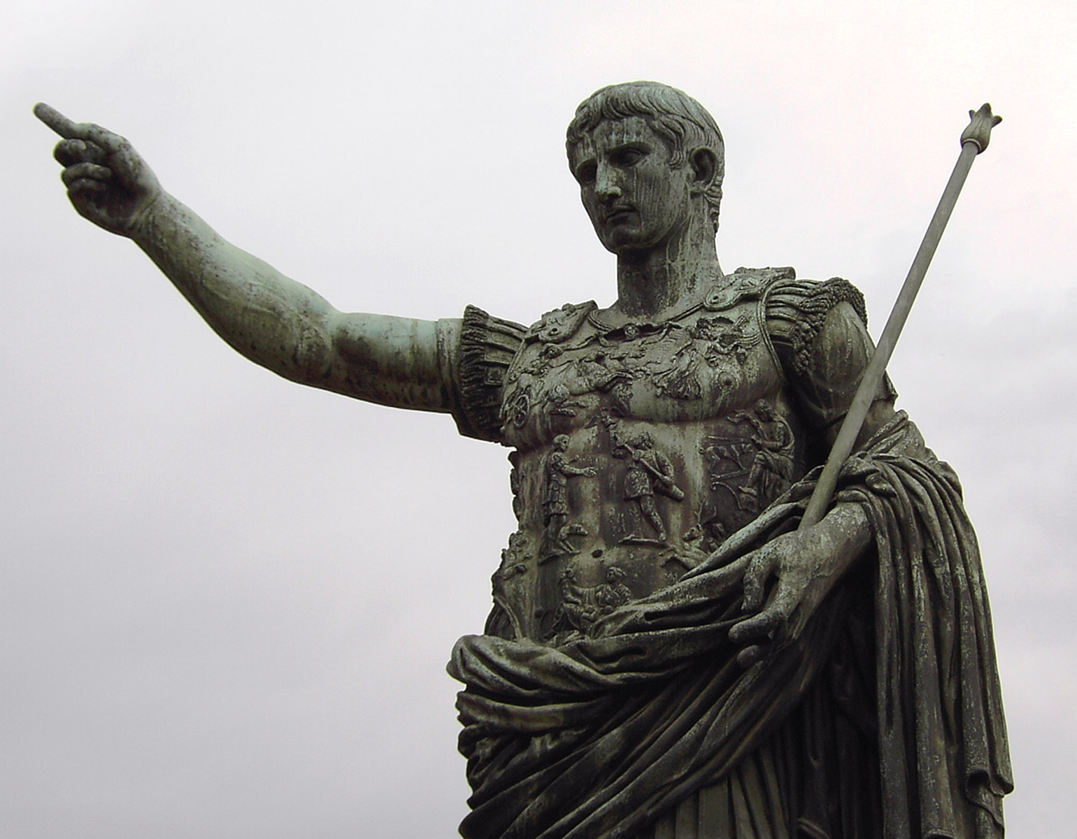 Staty som föreställer kejsare Augustus.