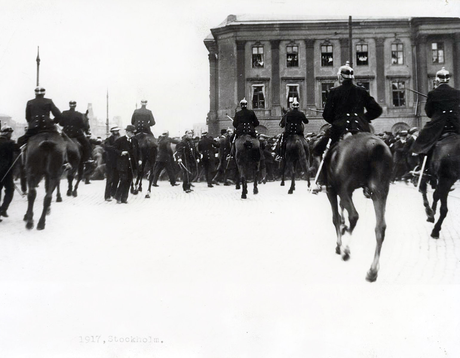Demonstationståg övervakat av polis till häst 1917.