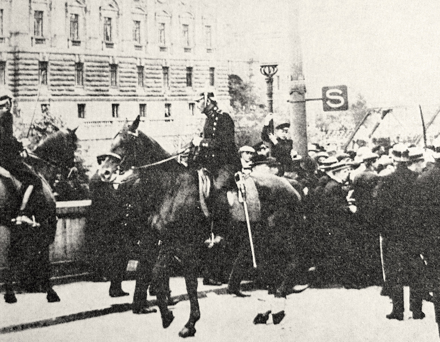 Poliser på hästar vid en folksamling.