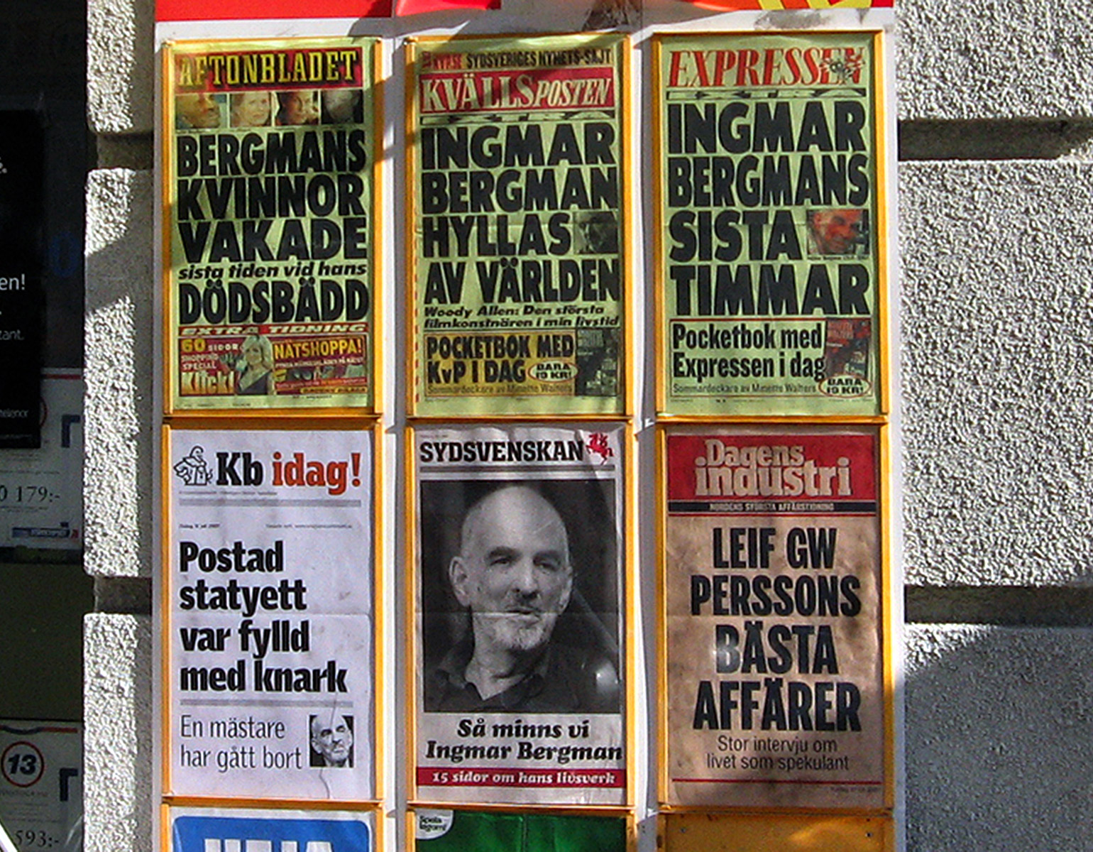 Löpsedlar på en kioskvägg.