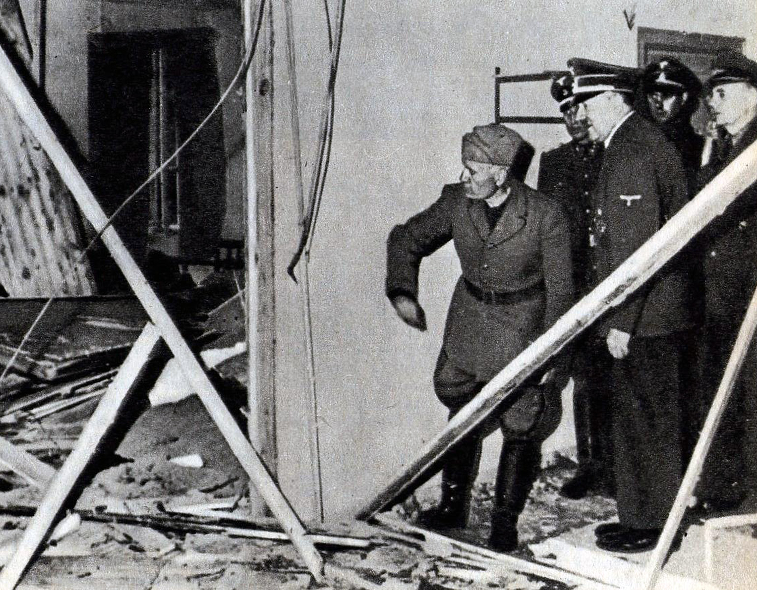 Hitler med flera bevittnar förödelsen i rummet där attentatet ägde rum tidigare.