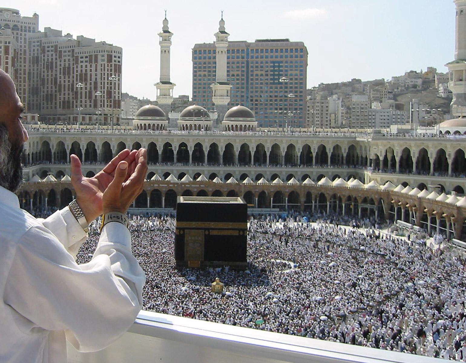 Man som ber mot Kaba.