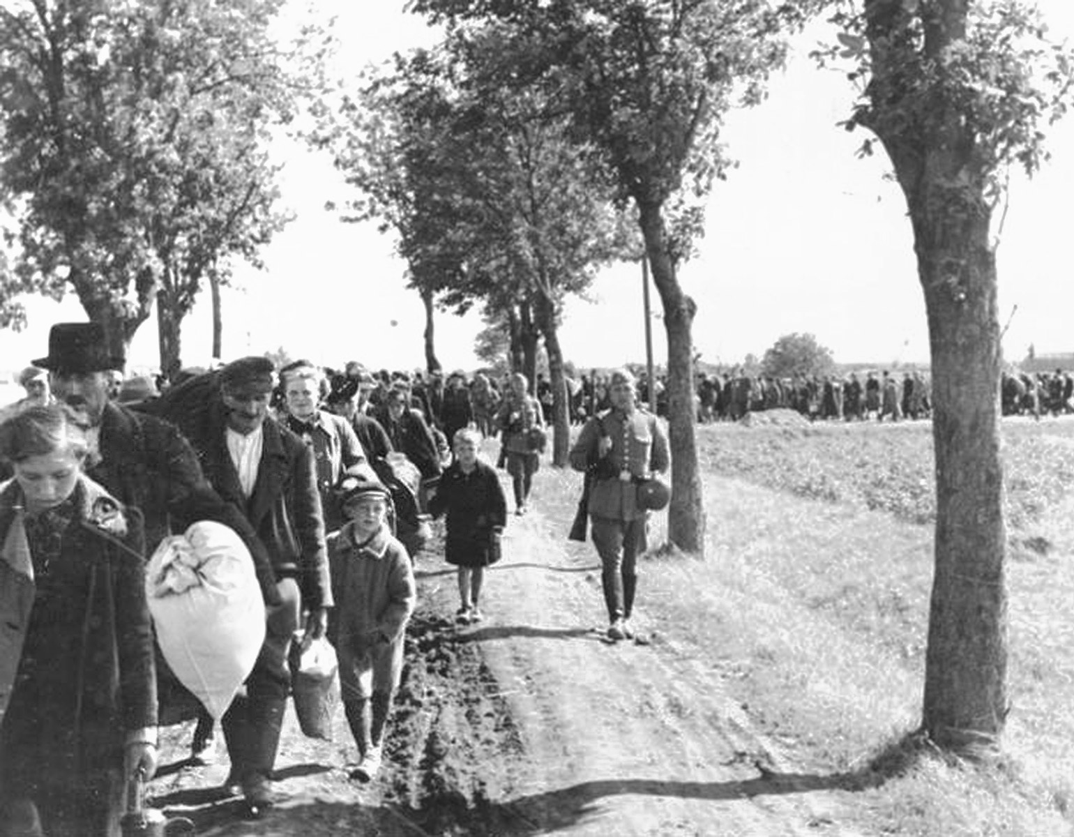 Polska flyktingar längs en grusväg.