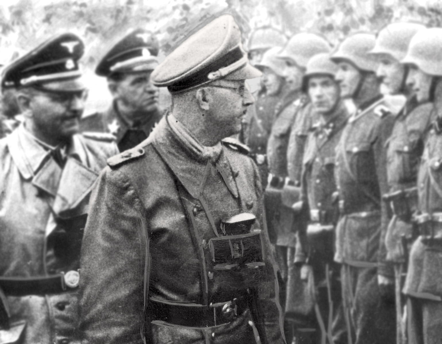 Heinrich inspekterar soldater ur Waffen-SS.