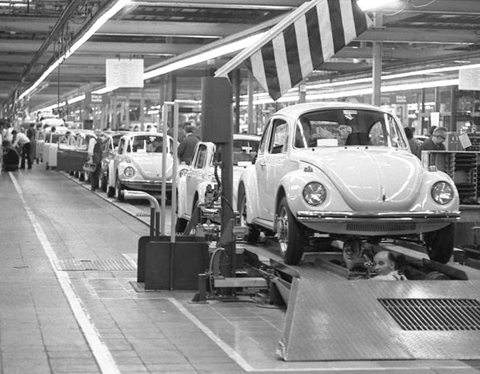 tillverkning av Volkswagen på löpande band i en fabrik.