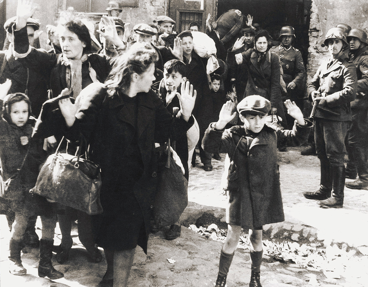 Judar förs i väg för transport till Auschwitz.