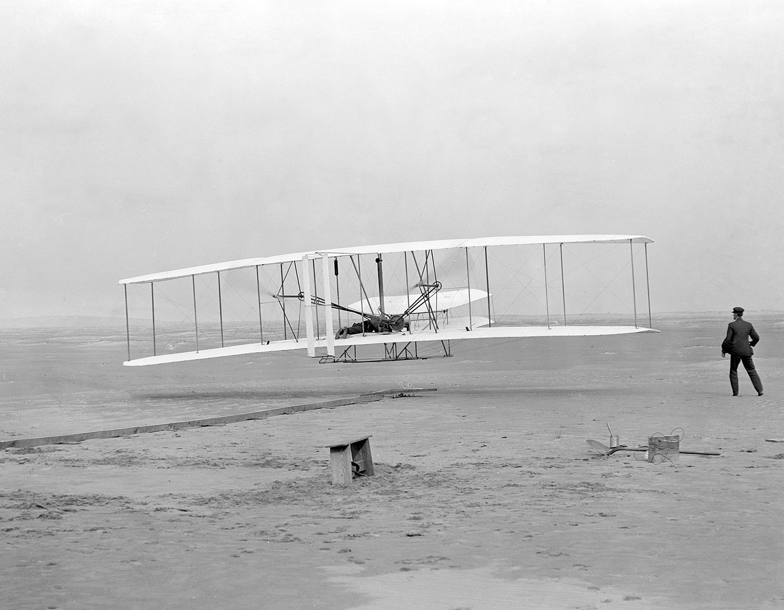 Flygplanet flyger någon meter ovan marken.