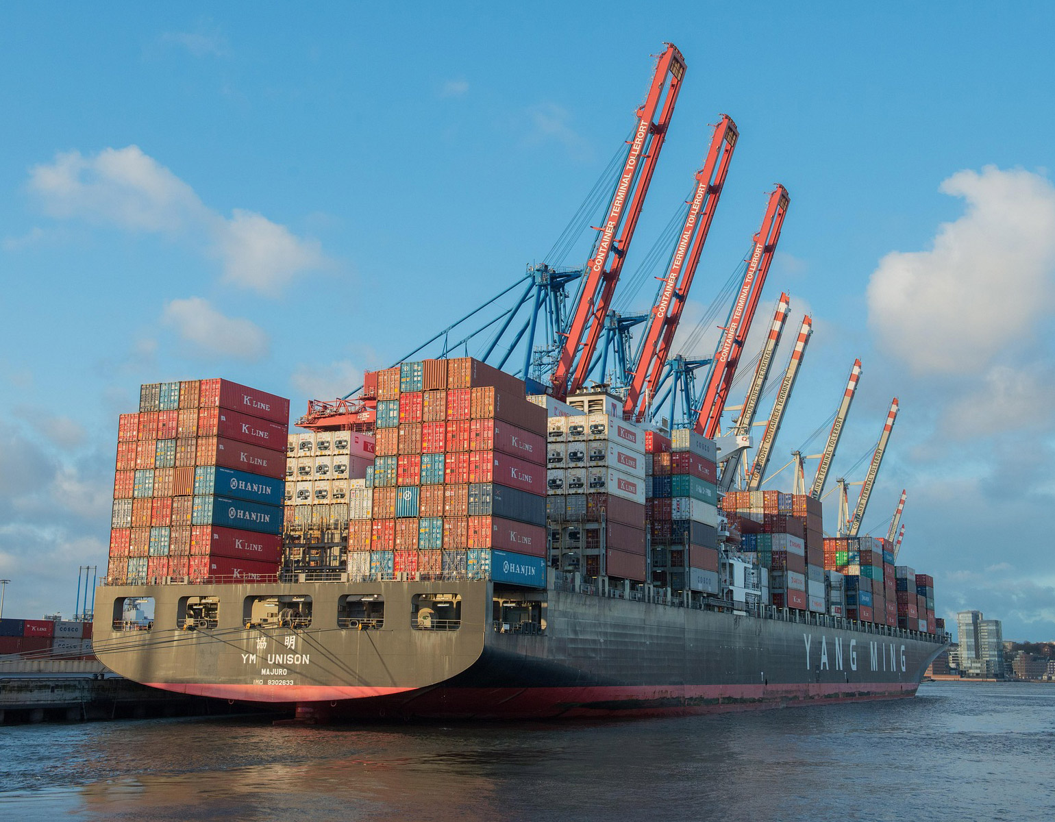Ett stort containerfartyg med kranar.