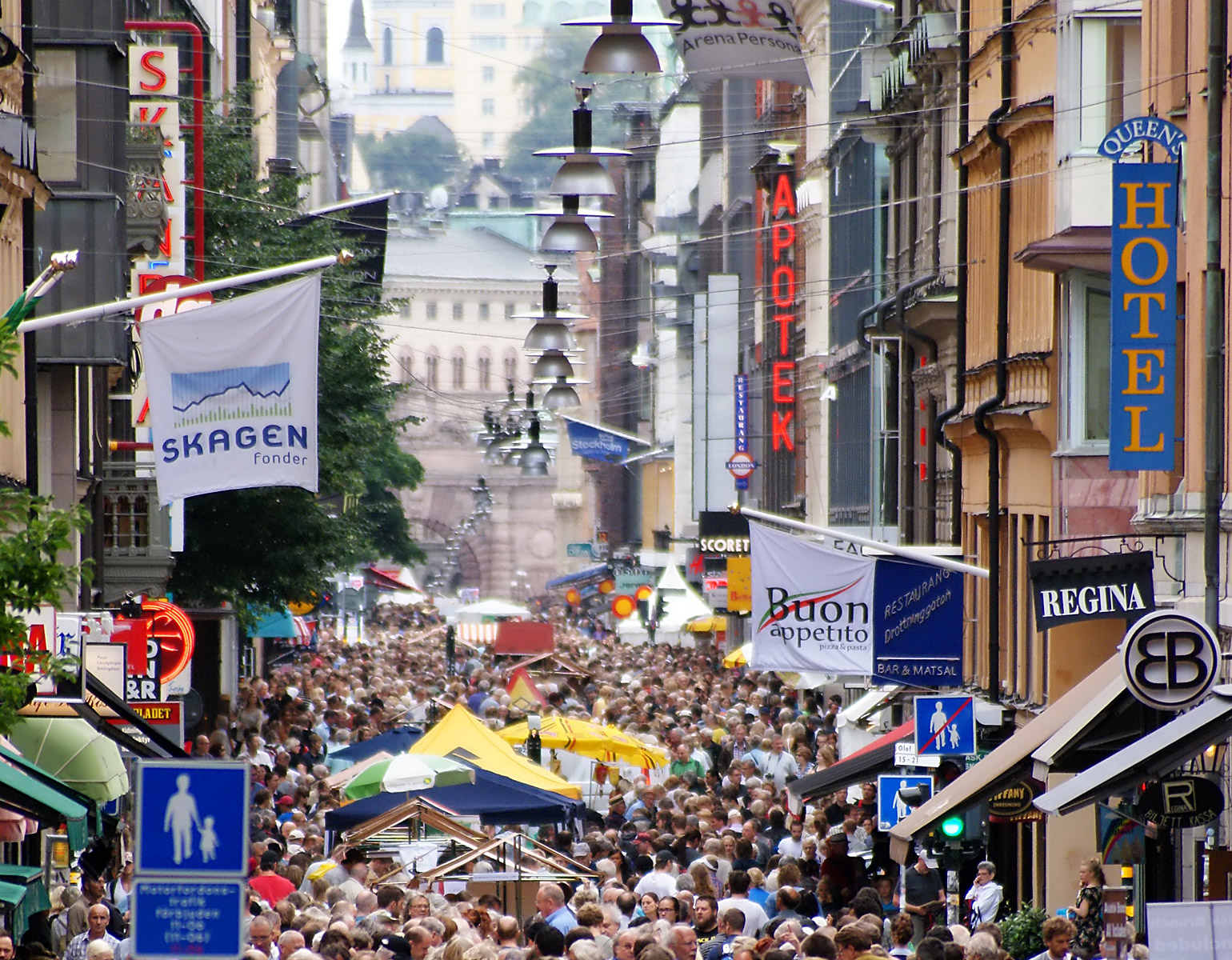 Folkvimmel på en gågata i Stockholm.