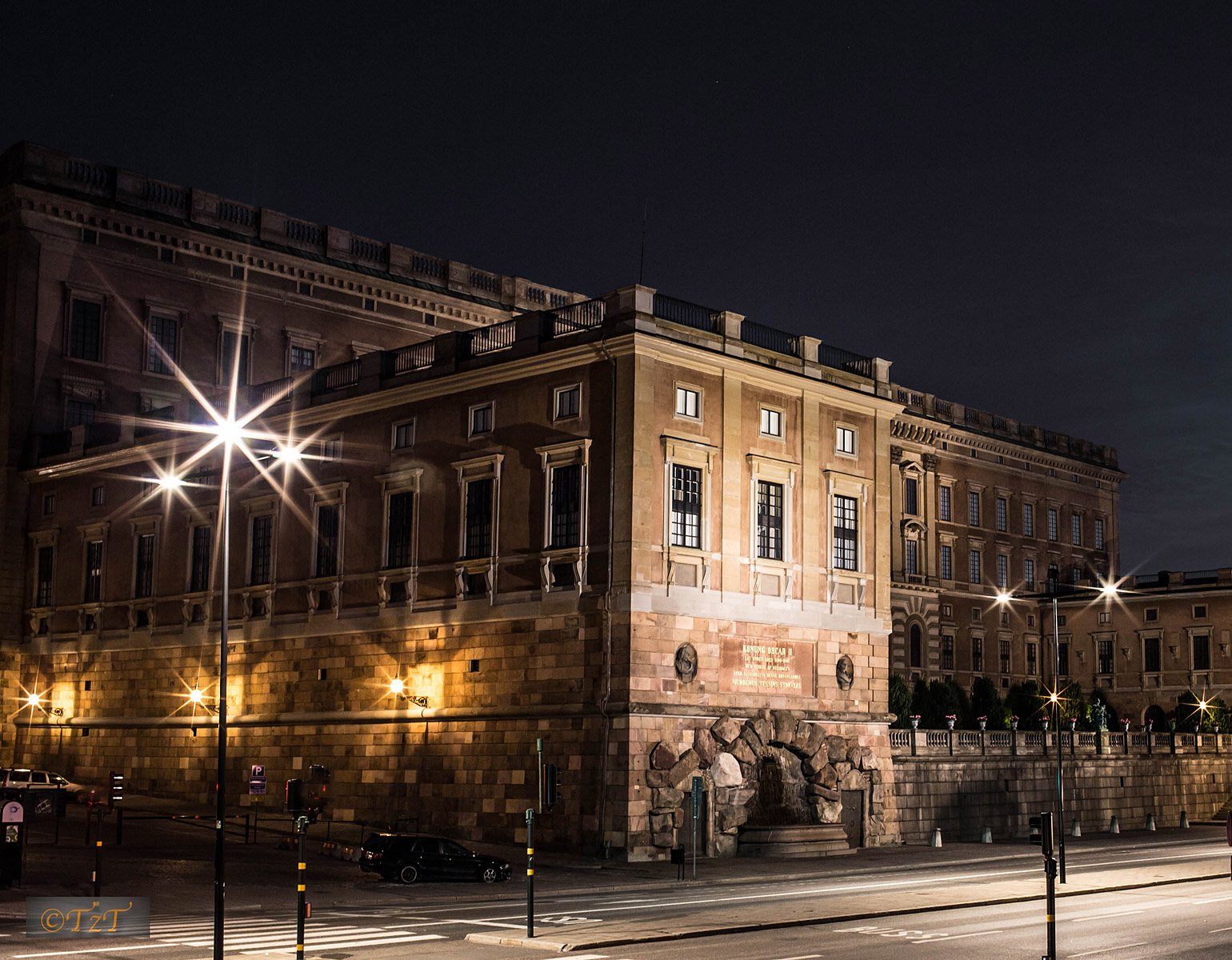 Vt över slottet på kvällen.