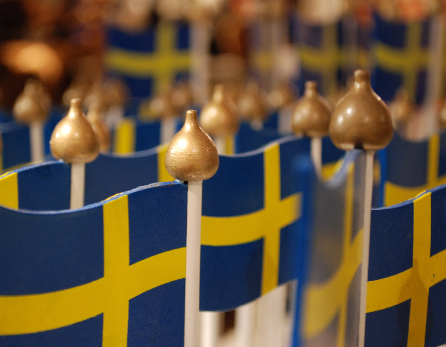 massor av bordsflaggor (svenska) i en souveniraffär. 