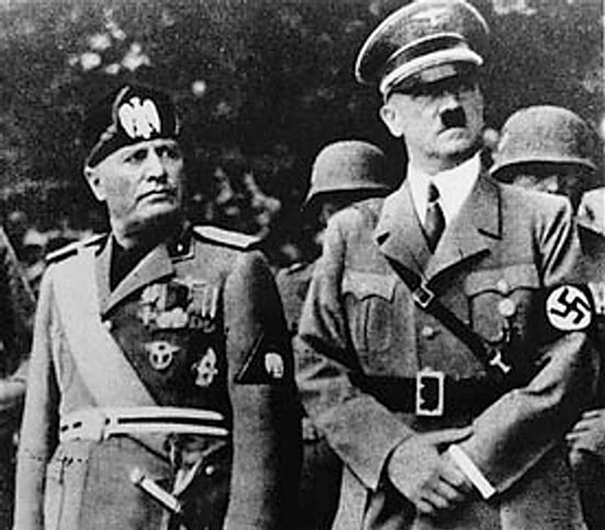Mussolini och Hitler bredvid varandra under en parad (de är åskådare).