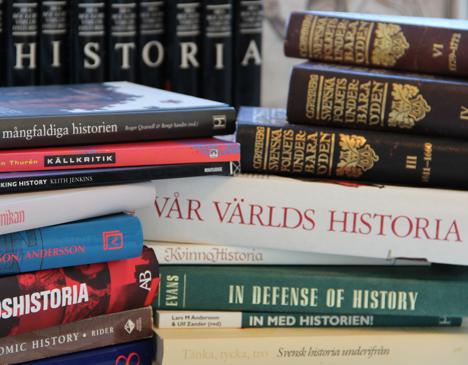 Några högar med böcker om historia.