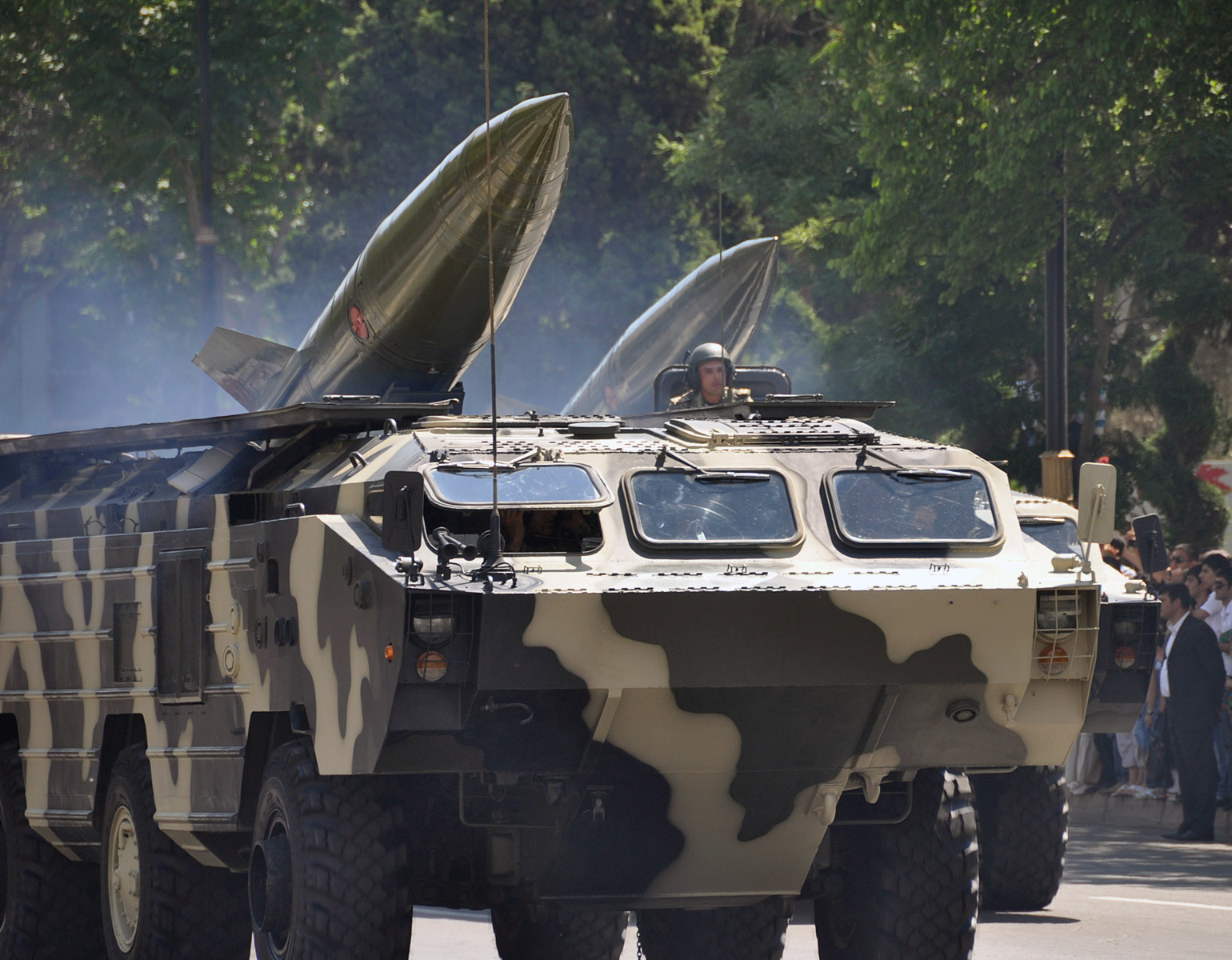 Raketbstyckade minlitärfordon i en parad (Röda armén).