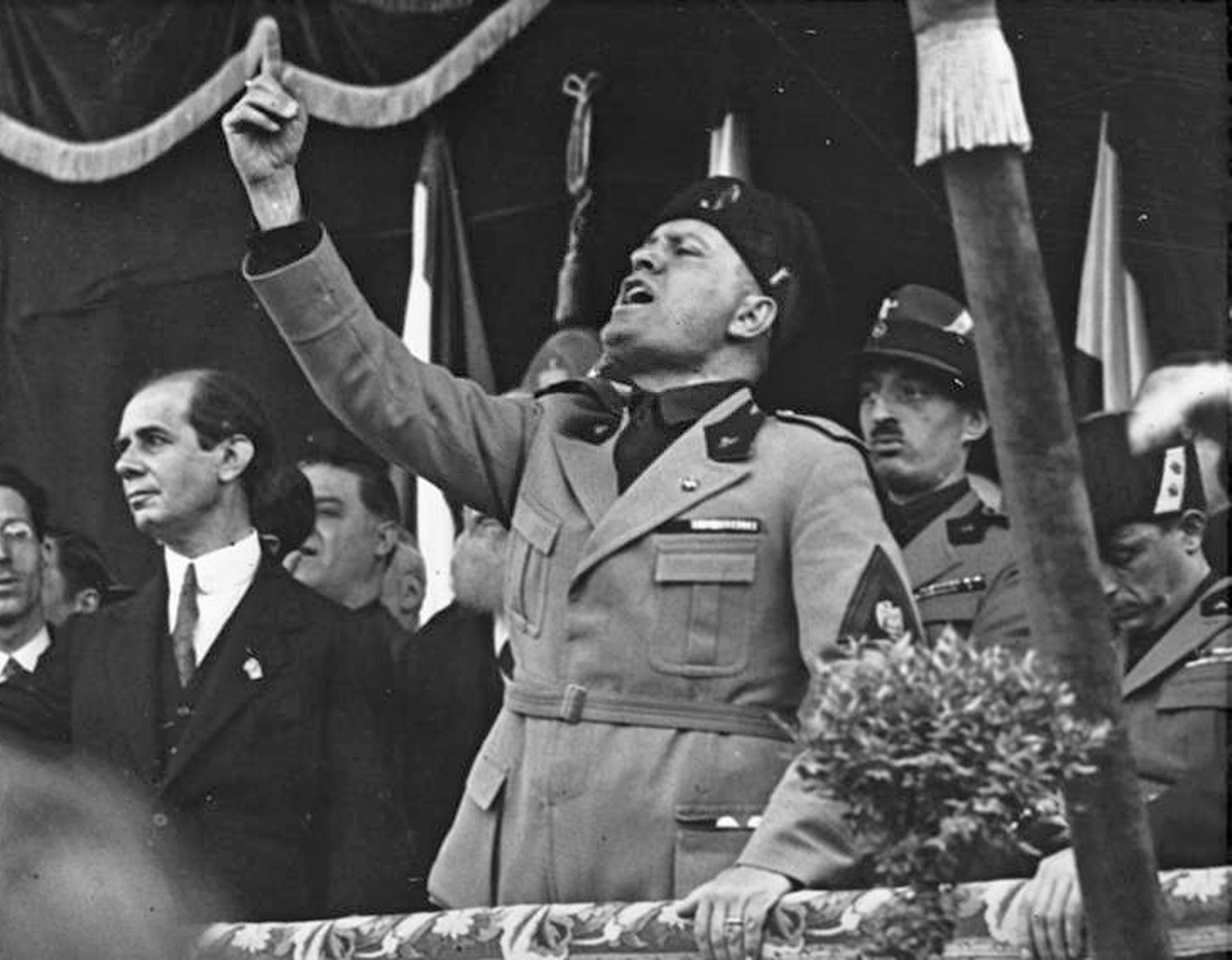 Mussolini håller tal.