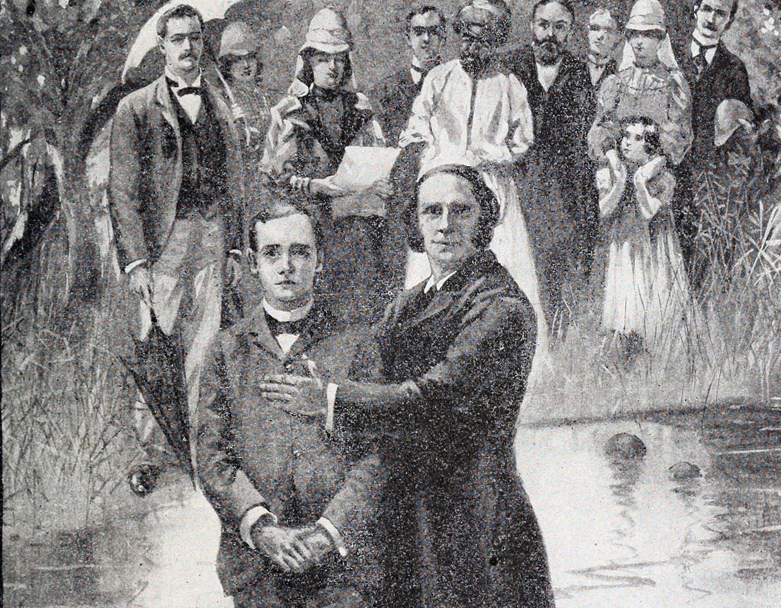 En präst som döper en ung man i en sjö.