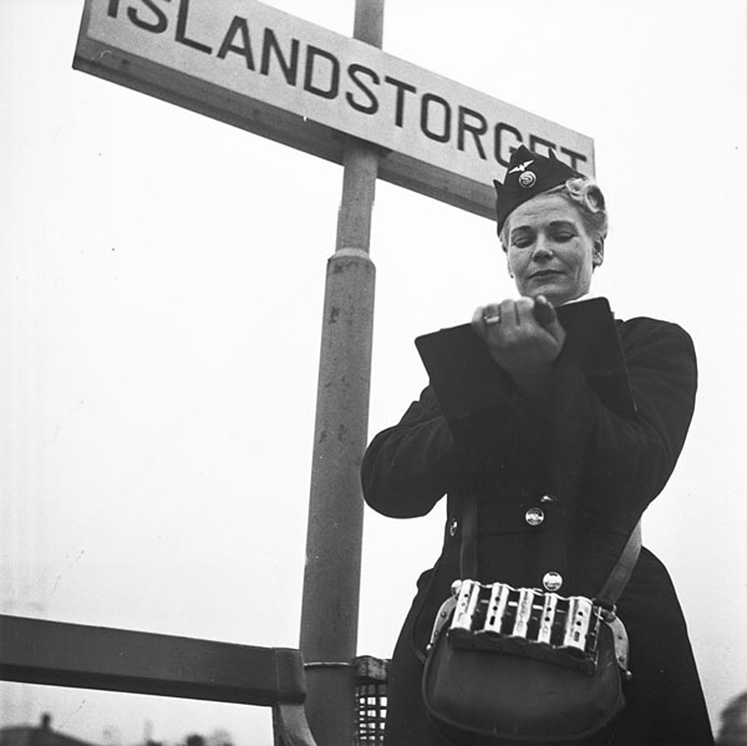 Kvinlig konduktör på en perrong.
