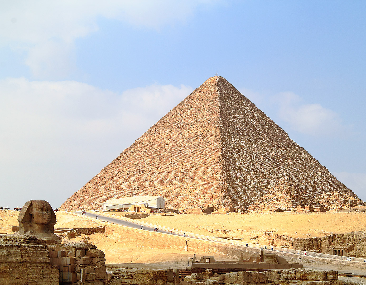 Pyramid i ett soligt ökenlandskap.