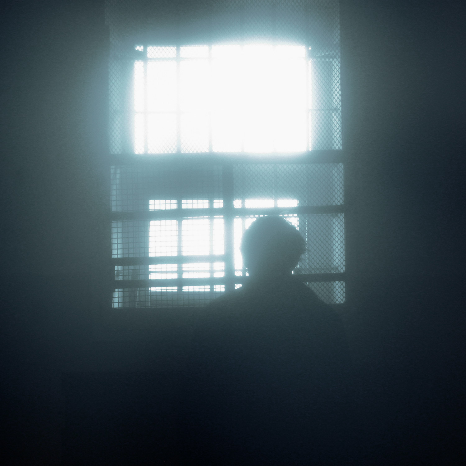 Person inspärrad i en fängelsecell.