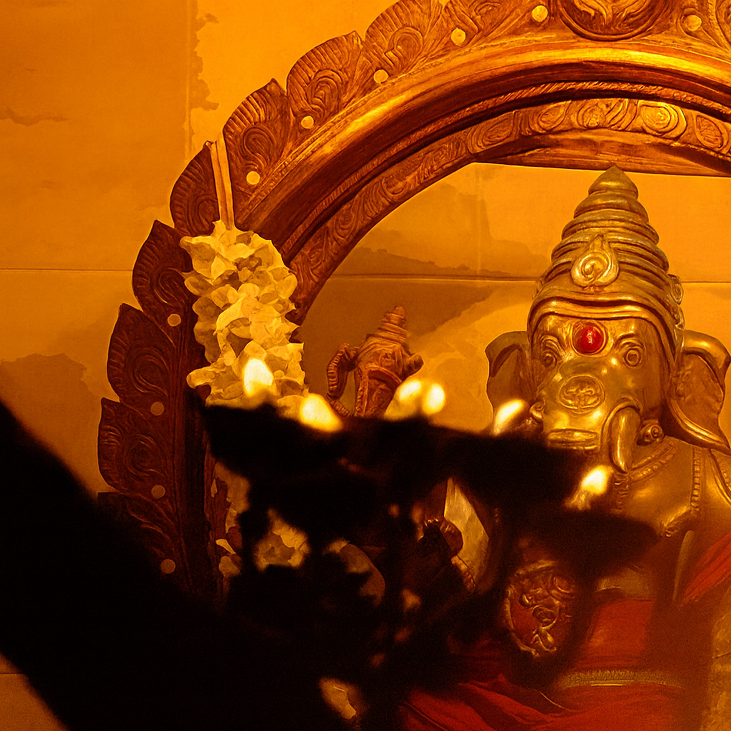 Brinnande ljus i ett hindiskt tempel.