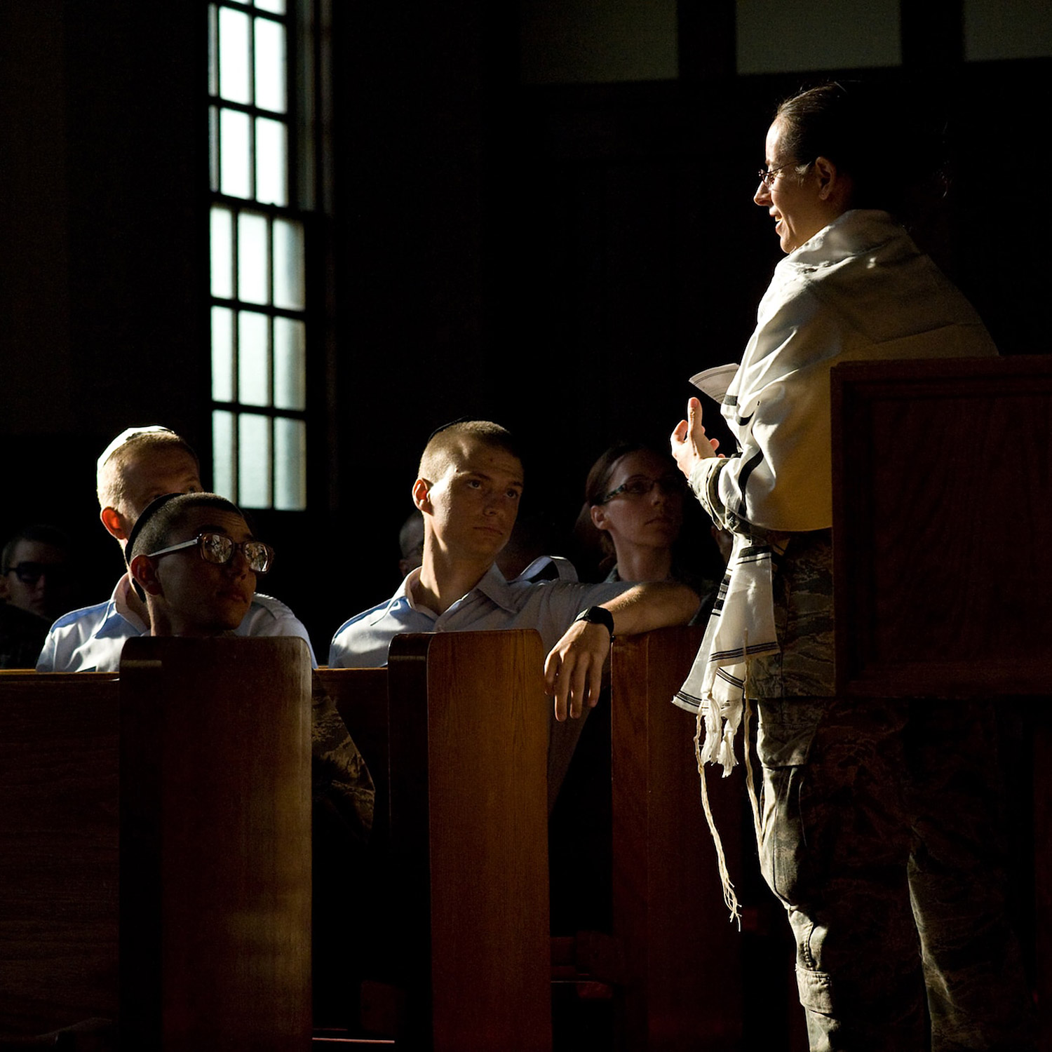 En kvinnlig rabbin som har gudstänst.