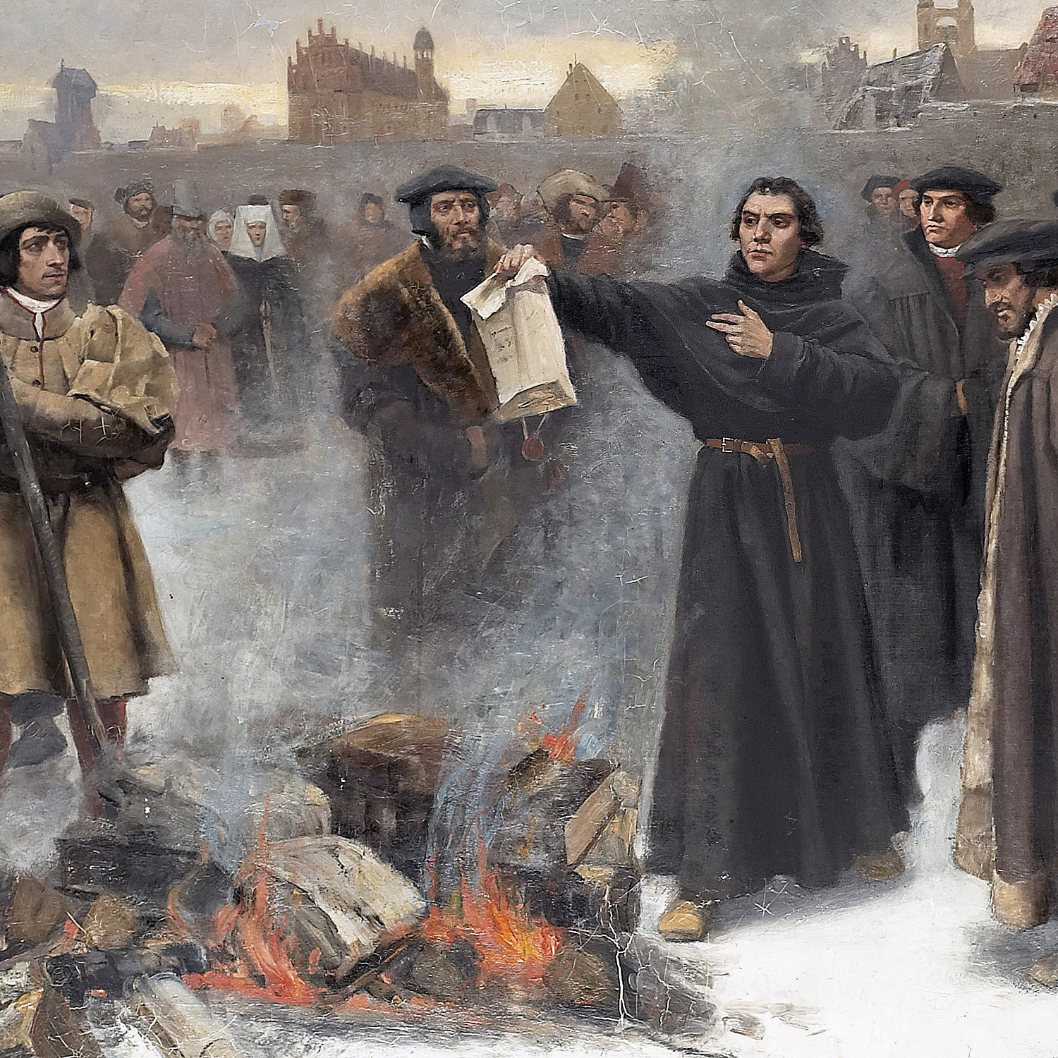 Luther som munk håller ett dokument över en eld inför åskådare.