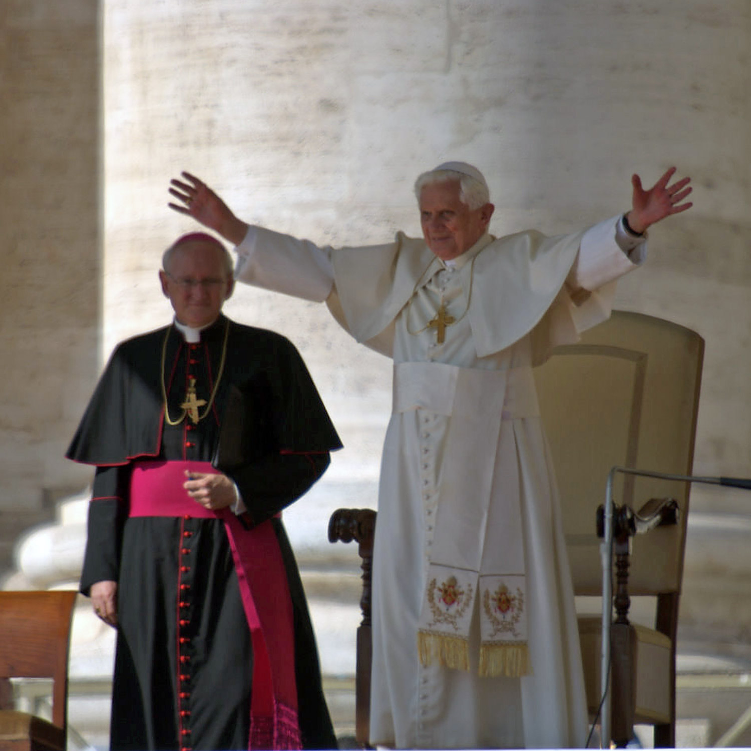 Påve med armarna brett utsräckta.