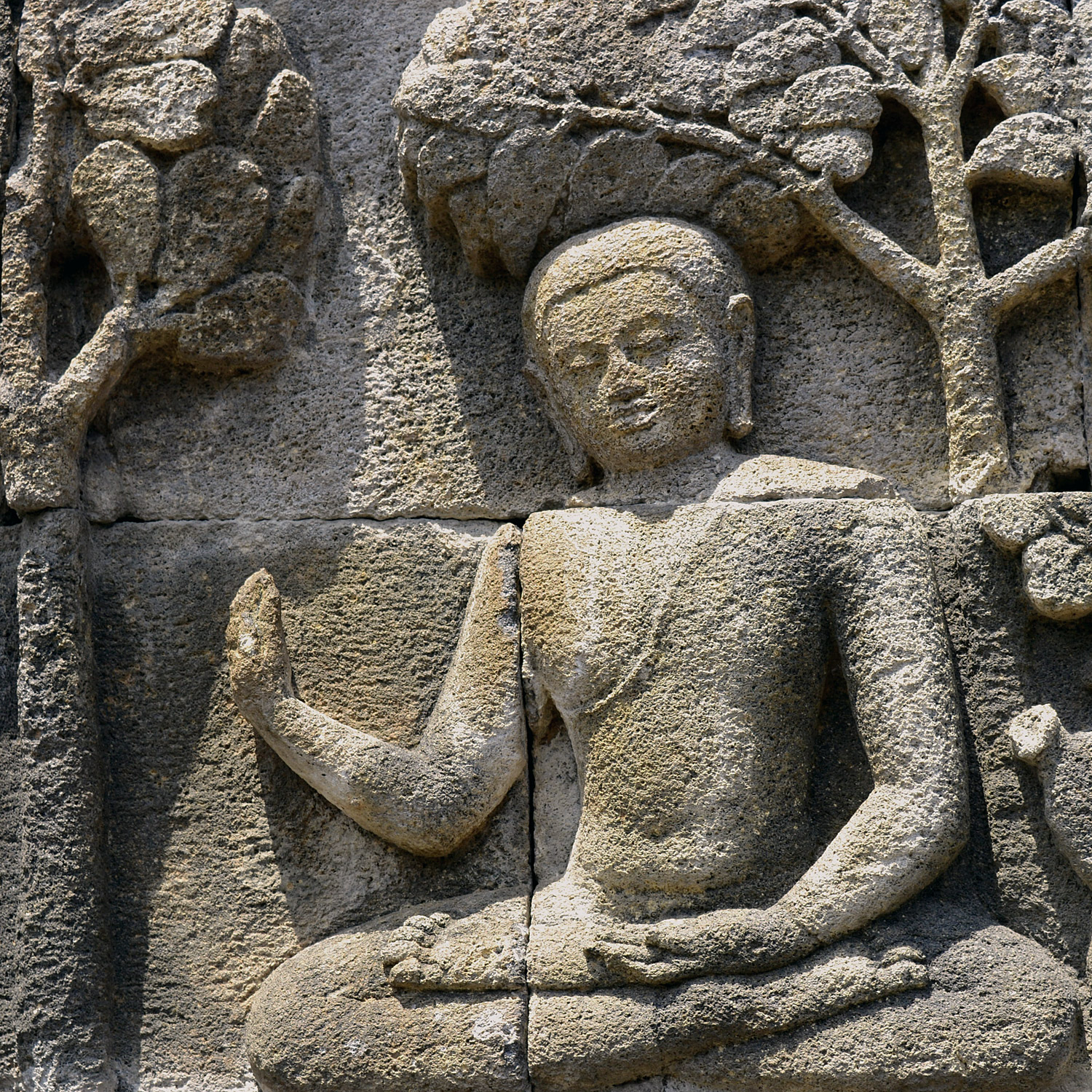 Stenrelief som föreställer Buddha i meditation.