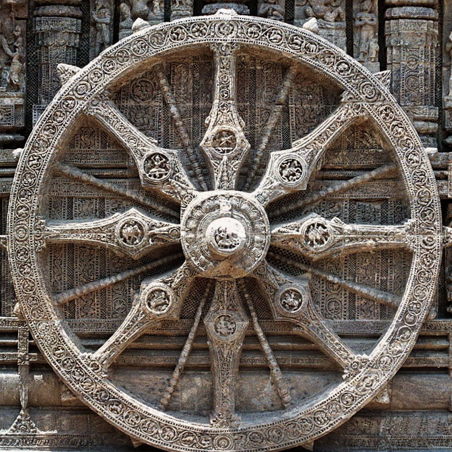 Stenrelief på en tempelvägg som föreställer ett hjul med åtta ekrar.