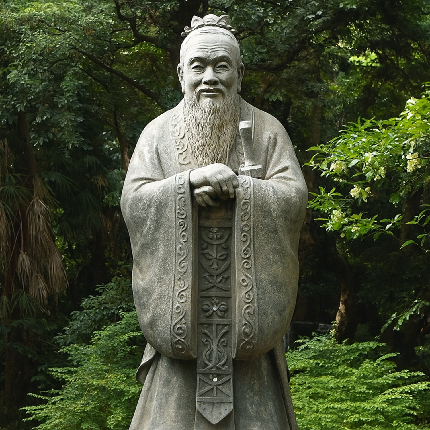 Staty i sten som föreställer Konfucius.