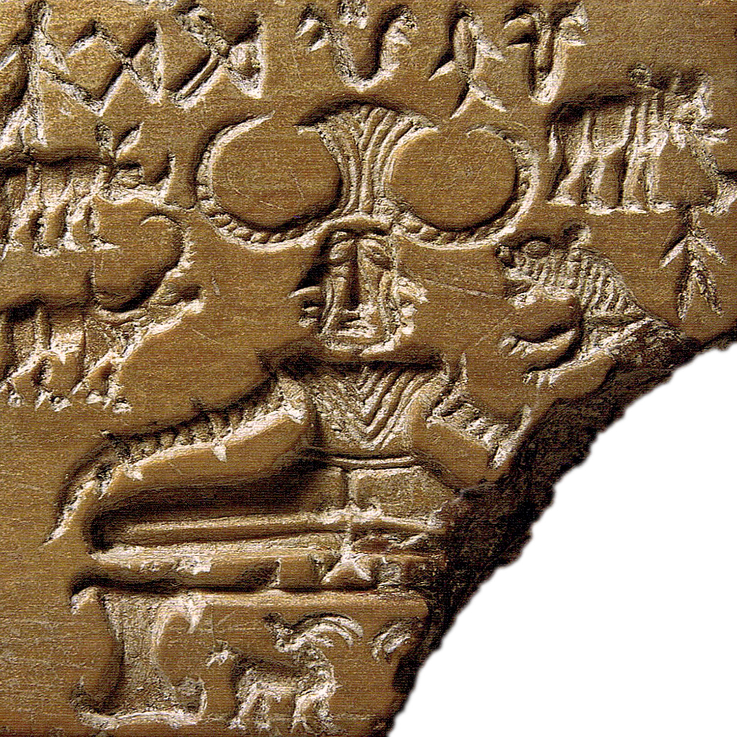 En trasig lertavla med bilder.