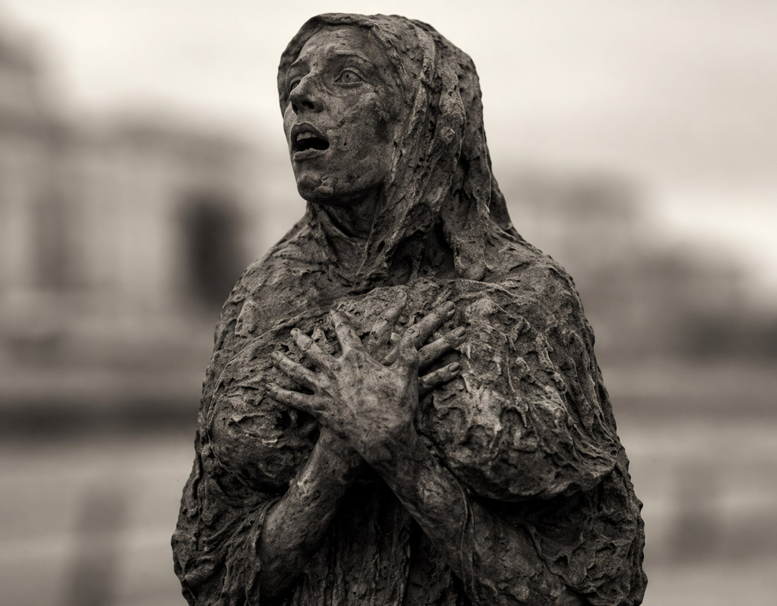 Staty på en svältande kvinna.