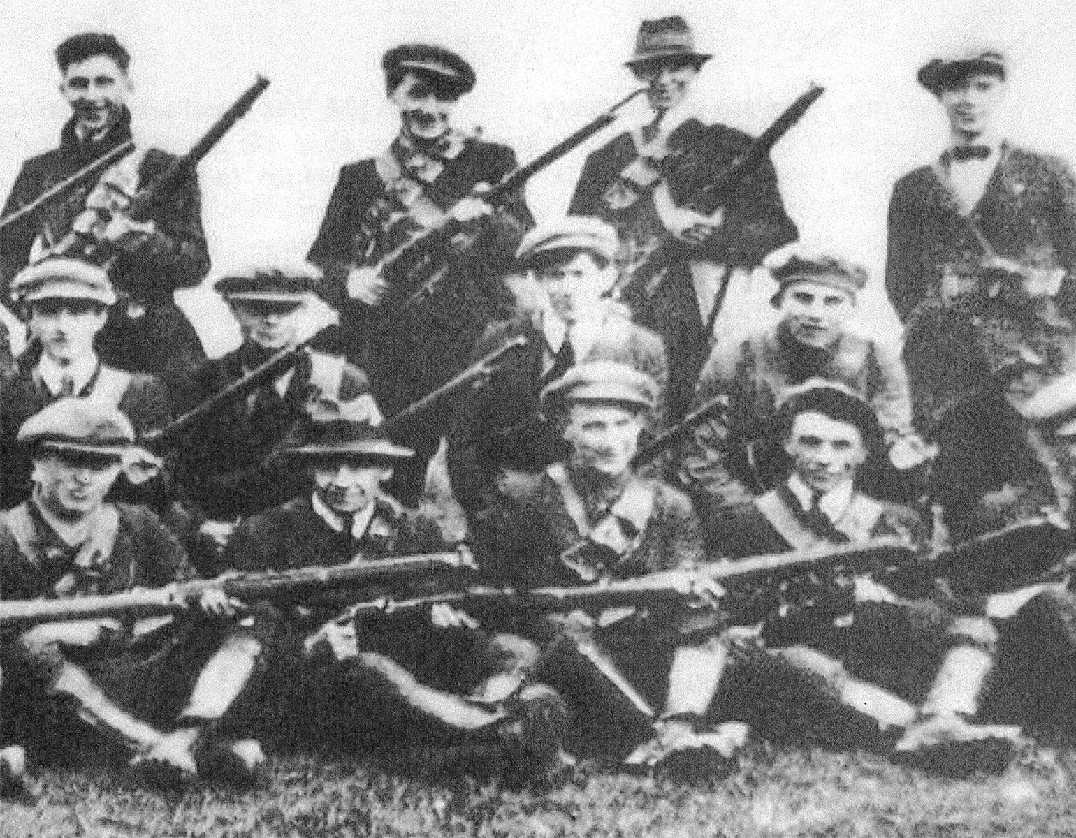 IRA-medlemmar poserar med vapen.