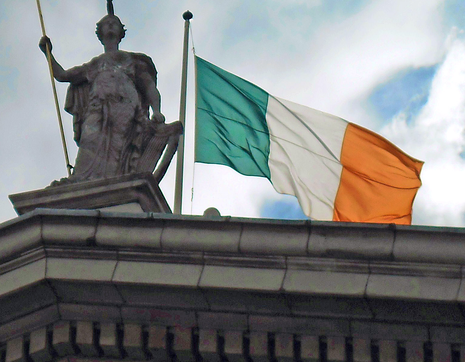 Flagga som svajar på en parlamentsbyggnad