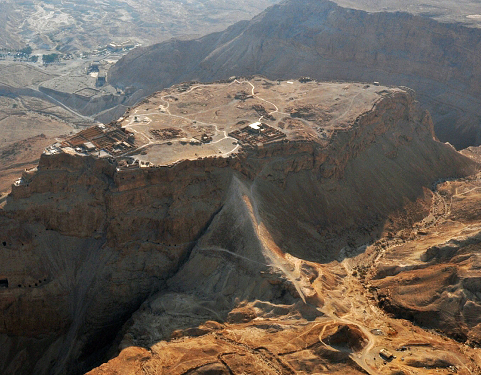 Ruin av en fästning på en bergsplatå.